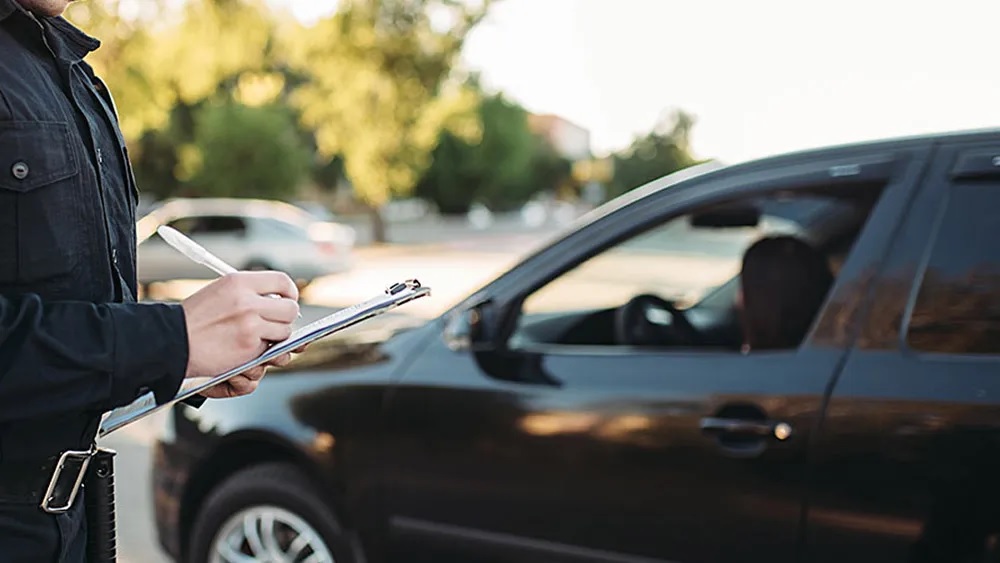10 hábitos ao volante que geram multa e contam pontos na CNH