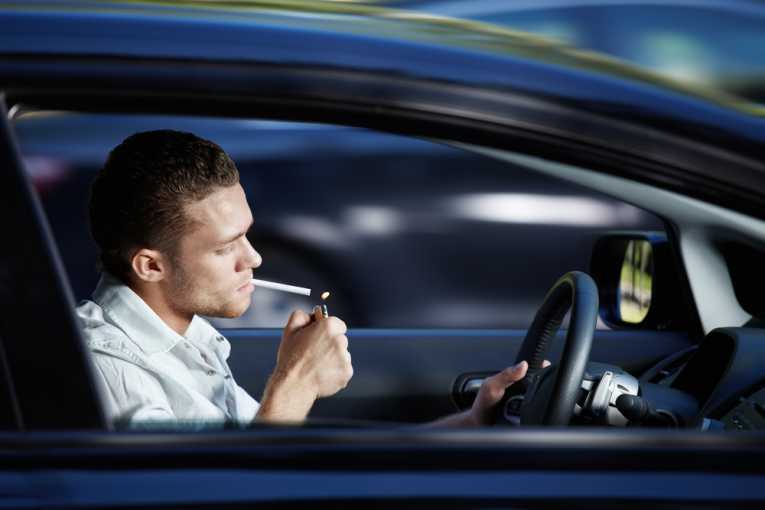 Fumar enquanto dirige pode configurar infração de trânsito?