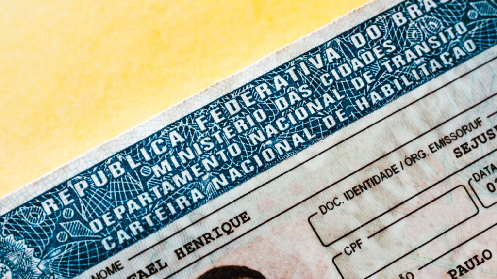 Nova norma isenta CNH para dois tipos de condutores