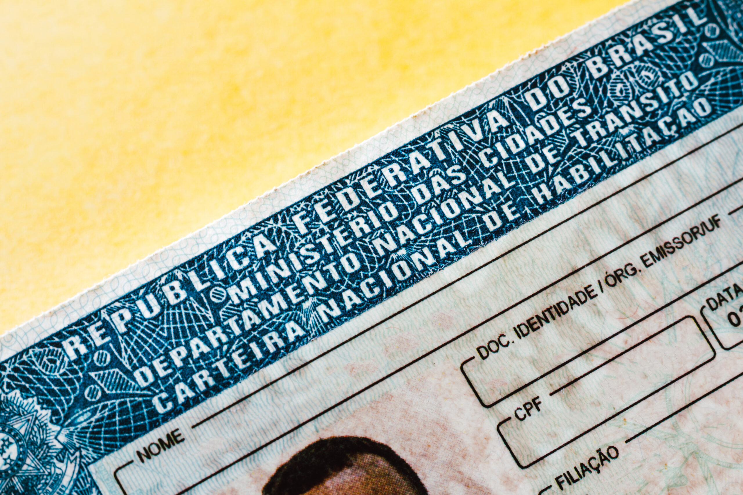 Posso ter minha CNH suspensa por causa de dívidas? Veja o que diz a lei